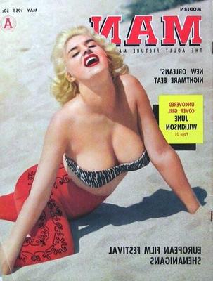 Bare Mädchen, die in Magazinen posieren