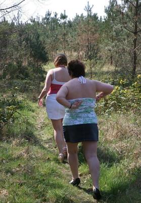 Deux Splendides Gross Truies Gouines en Pleine Nature