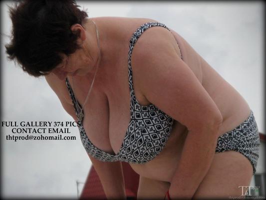 Gros seins gros cul à la plage